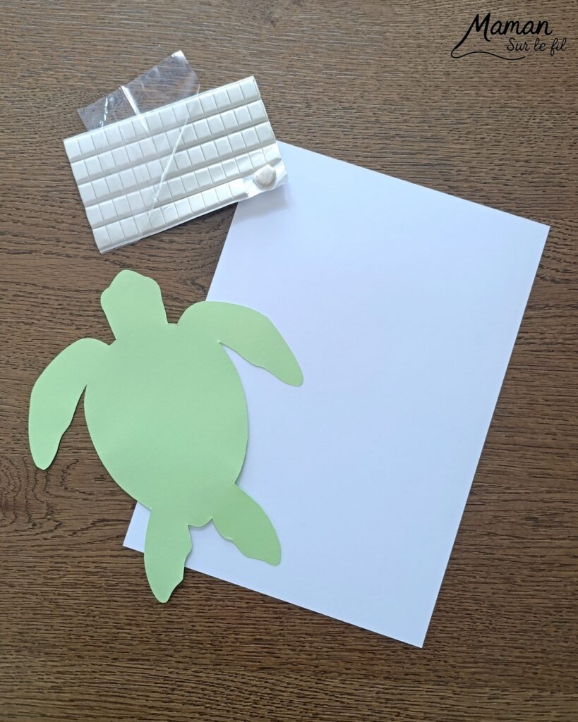 Peindre une tortue marine au pochoir : activité créative, peinture, dessin et manuelle enfants - Peinture aux tampons ronds avec pochoir, silhouette en papier - dégradé et nuances de bleu - Dessins et graphismes en noir pour le contraste - Activité détente, gestion du stress - Décoration DIY Fait maison - Arts visuels et Bricolage facile - Thème animaux marins, mer, océans, plage, été - Bricolage et décoration sympa et facile - Arts visuels maternelle et élémentaire, adultes - Cycles 1, 2, 3 et 4 - Créativité - tutoriel photos - mslf