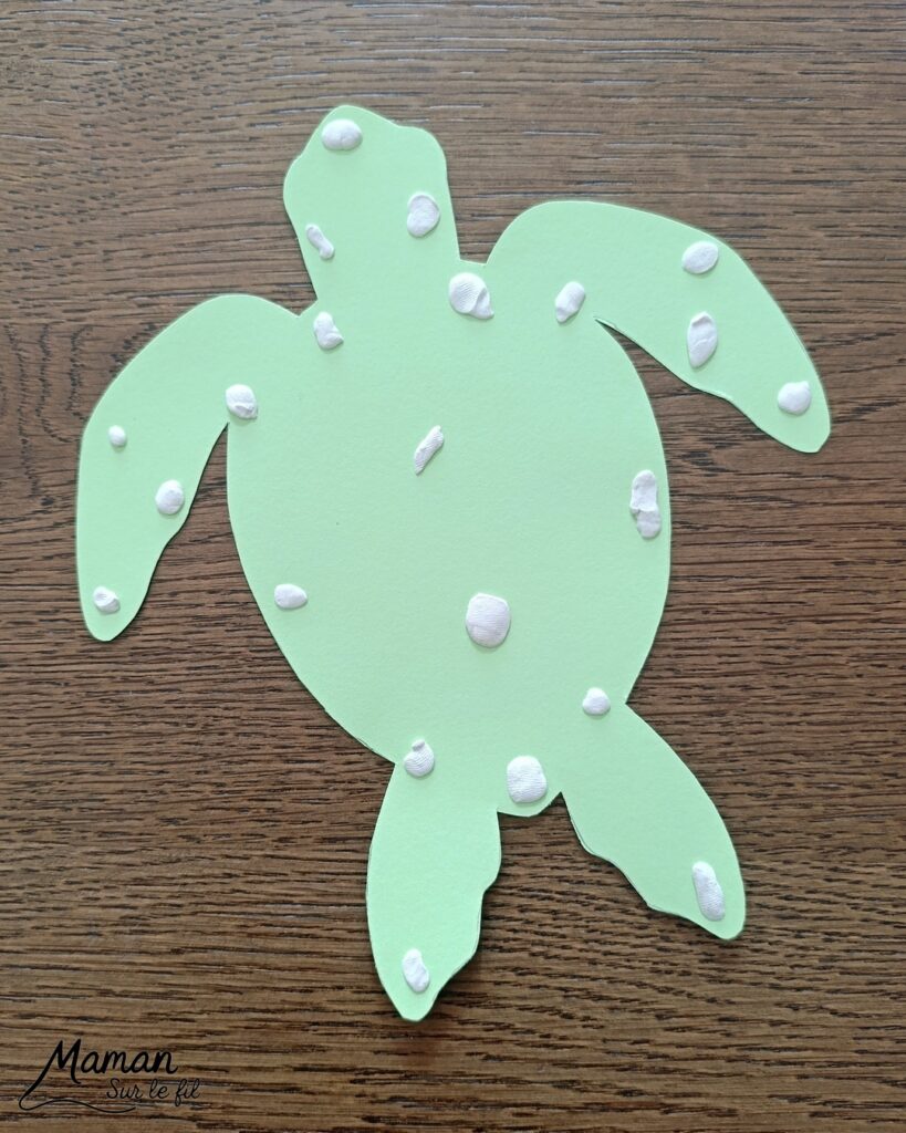 Peindre une tortue marine au pochoir : activité créative, peinture, dessin et manuelle enfants - Peinture aux tampons ronds avec pochoir, silhouette en papier - dégradé et nuances de bleu - Dessins et graphismes en noir pour le contraste - Activité détente, gestion du stress - Décoration DIY Fait maison - Arts visuels et Bricolage facile - Thème animaux marins, mer, océans, plage, été - Bricolage et décoration sympa et facile - Arts visuels maternelle et élémentaire, adultes - Cycles 1, 2, 3 et 4 - Créativité - tutoriel photos - mslf