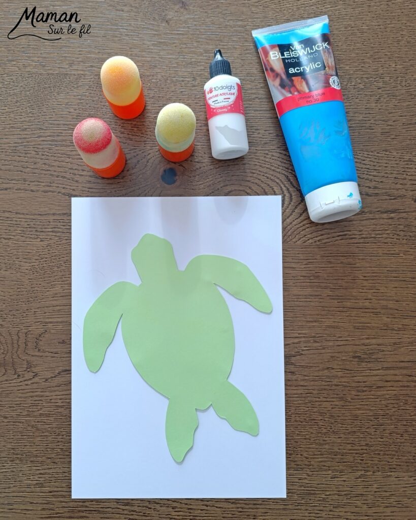 Peindre une tortue marine au pochoir : activité créative, peinture, dessin et manuelle enfants - Peinture aux tampons ronds avec pochoir, silhouette en papier - dégradé et nuances de bleu - Dessins et graphismes en noir pour le contraste - Activité détente, gestion du stress - Décoration DIY Fait maison - Arts visuels et Bricolage facile - Thème animaux marins, mer, océans, plage, été - Bricolage et décoration sympa et facile - Arts visuels maternelle et élémentaire, adultes - Cycles 1, 2, 3 et 4 - Créativité - tutoriel photos - mslf