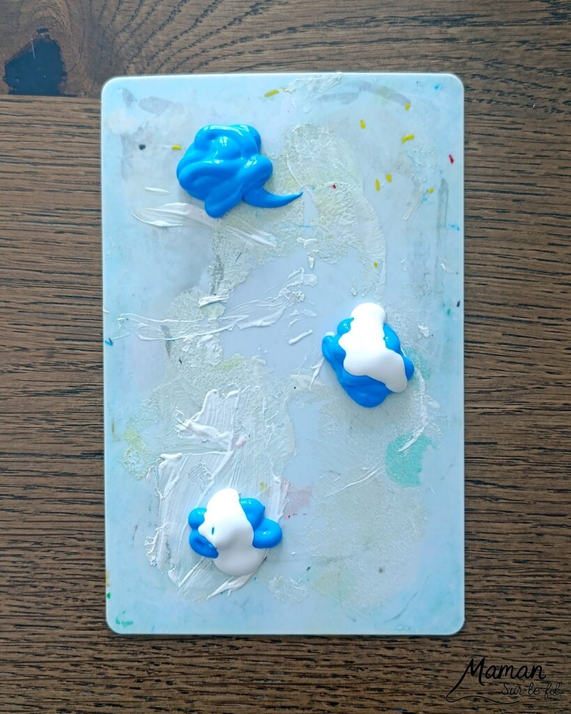 Peindre une tortue marine au pochoir : activité créative, peinture, dessin et manuelle enfants - Peinture aux tampons ronds avec pochoir, silhouette en papier - dégradé et nuances de bleu - Dessins et graphismes en noir pour le contraste - Activité détente, gestion du stress - Décoration DIY Fait maison - Arts visuels et Bricolage facile - Thème animaux marins, mer, océans, plage, été - Bricolage et décoration sympa et facile - Arts visuels maternelle et élémentaire, adultes - Cycles 1, 2, 3 et 4 - Créativité - tutoriel photos - mslf