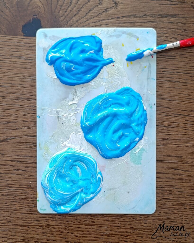 Peindre une tortue marine au pochoir : activité créative, peinture, dessin et manuelle enfants - Peinture aux tampons ronds avec pochoir, silhouette en papier - dégradé et nuances de bleu - Dessins et graphismes en noir pour le contraste - Activité détente, gestion du stress - Décoration DIY Fait maison - Arts visuels et Bricolage facile - Thème animaux marins, mer, océans, plage, été - Bricolage et décoration sympa et facile - Arts visuels maternelle et élémentaire, adultes - Cycles 1, 2, 3 et 4 - Créativité - tutoriel photos - mslf
