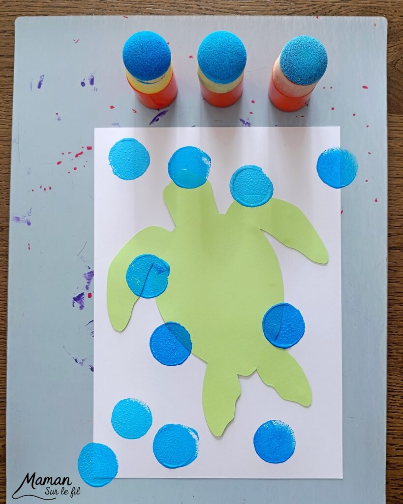 Peindre une tortue marine au pochoir : activité créative, peinture, dessin et manuelle enfants - Peinture aux tampons ronds avec pochoir, silhouette en papier - dégradé et nuances de bleu - Dessins et graphismes en noir pour le contraste - Activité détente, gestion du stress - Décoration DIY Fait maison - Arts visuels et Bricolage facile - Thème animaux marins, mer, océans, plage, été - Bricolage et décoration sympa et facile - Arts visuels maternelle et élémentaire, adultes - Cycles 1, 2, 3 et 4 - Créativité - tutoriel photos - mslf