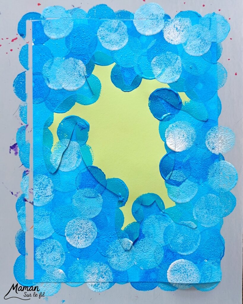 Peindre une tortue marine au pochoir : activité créative, peinture, dessin et manuelle enfants - Peinture aux tampons ronds avec pochoir, silhouette en papier - dégradé et nuances de bleu - Dessins et graphismes en noir pour le contraste - Activité détente, gestion du stress - Décoration DIY Fait maison - Arts visuels et Bricolage facile - Thème animaux marins, mer, océans, plage, été - Bricolage et décoration sympa et facile - Arts visuels maternelle et élémentaire, adultes - Cycles 1, 2, 3 et 4 - Créativité - tutoriel photos - mslf