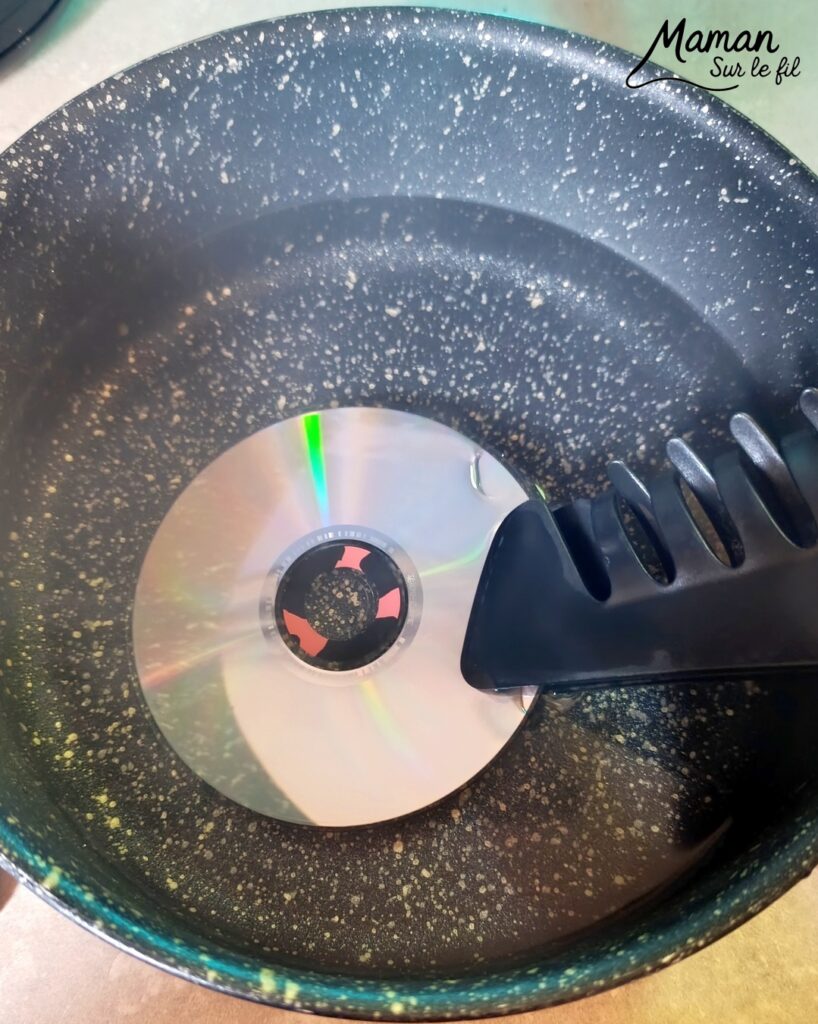 Fabriquer des boules à facettes avec des vieux CD : activité créative, récup' et manuelle enfants - Recyclage, surcyclage d'anciens compact disc (CD) abîmés - Découpage en morceaux pour le côté mosaïque - Base avec un autre CD et du papier aluminium ou noir - Collage - Bolduc argenté pour en faire une suspension - Décoration DIY Fait maison - Arts visuels et Bricolage facile - Thème fête de la musique, instruments de musique, anniversaire, jour de l'an, nouvelle année, été - Bricolage et décoration sympa et facile - Arts visuels maternelle et élémentaire - Cycles 1 et 2 - Créativité - tutoriel photos - mslf