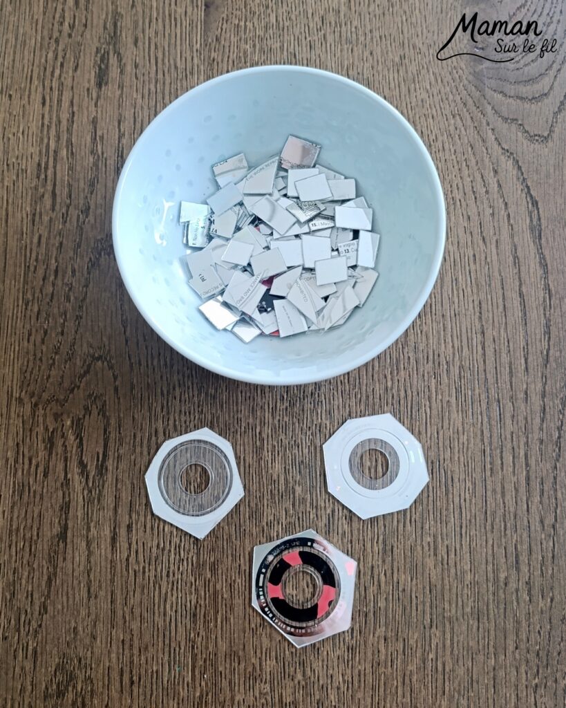 Fabriquer des boules à facettes avec des vieux CD : activité créative, récup' et manuelle enfants - Recyclage, surcyclage d'anciens compact disc (CD) abîmés - Découpage en morceaux pour le côté mosaïque - Base avec un autre CD et du papier aluminium ou noir - Collage - Bolduc argenté pour en faire une suspension - Décoration DIY Fait maison - Arts visuels et Bricolage facile - Thème fête de la musique, instruments de musique, anniversaire, jour de l'an, nouvelle année, été - Bricolage et décoration sympa et facile - Arts visuels maternelle et élémentaire - Cycles 1 et 2 - Créativité - tutoriel photos - mslf