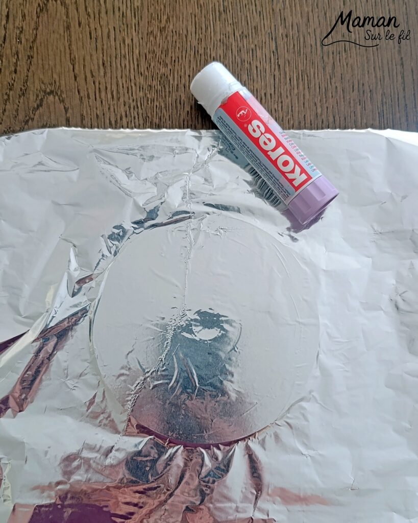Fabriquer des boules à facettes avec des vieux CD : activité créative, récup' et manuelle enfants - Recyclage, surcyclage d'anciens compact disc (CD) abîmés - Découpage en morceaux pour le côté mosaïque - Base avec un autre CD et du papier aluminium ou noir - Collage - Bolduc argenté pour en faire une suspension - Décoration DIY Fait maison - Arts visuels et Bricolage facile - Thème fête de la musique, instruments de musique, anniversaire, jour de l'an, nouvelle année, été - Bricolage et décoration sympa et facile - Arts visuels maternelle et élémentaire - Cycles 1 et 2 - Créativité - tutoriel photos - mslf