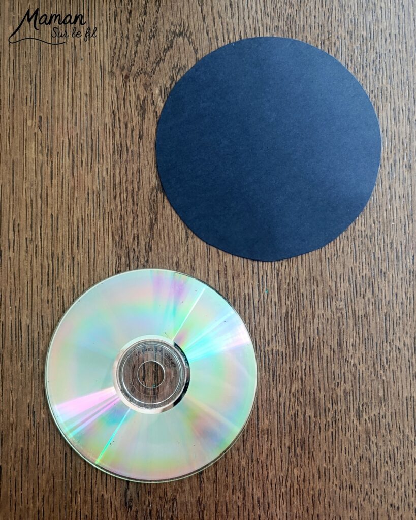 Fabriquer des boules à facettes avec des vieux CD : activité créative, récup' et manuelle enfants - Recyclage, surcyclage d'anciens compact disc (CD) abîmés - Découpage en morceaux pour le côté mosaïque - Base avec un autre CD et du papier aluminium ou noir - Collage - Bolduc argenté pour en faire une suspension - Décoration DIY Fait maison - Arts visuels et Bricolage facile - Thème fête de la musique, instruments de musique, anniversaire, jour de l'an, nouvelle année, été - Bricolage et décoration sympa et facile - Arts visuels maternelle et élémentaire - Cycles 1 et 2 - Créativité - tutoriel photos - mslf