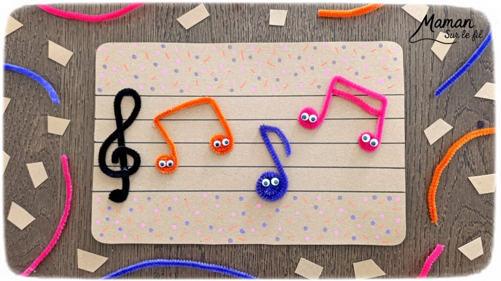Créer une partition colorée et mignonne avec des fils chenille : activité créative, récup' et manuelle enfants - Recyclage, surcyclage de carton pour dessiner la portée musicale - Clé de sol et notes formées avec des fils chenille - Petits yeux mobiles pour le côté mignon - Graphismes pour la décoration - Décoration DIY Fait maison - Arts visuels et Bricolage facile - Thème fête de la musique, instruments de musique, été - Bricolage et décoration sympa et facile - Arts visuels maternelle et élémentaire - Cycles 1 et 2 - Créativité - tutoriel photos - mslf