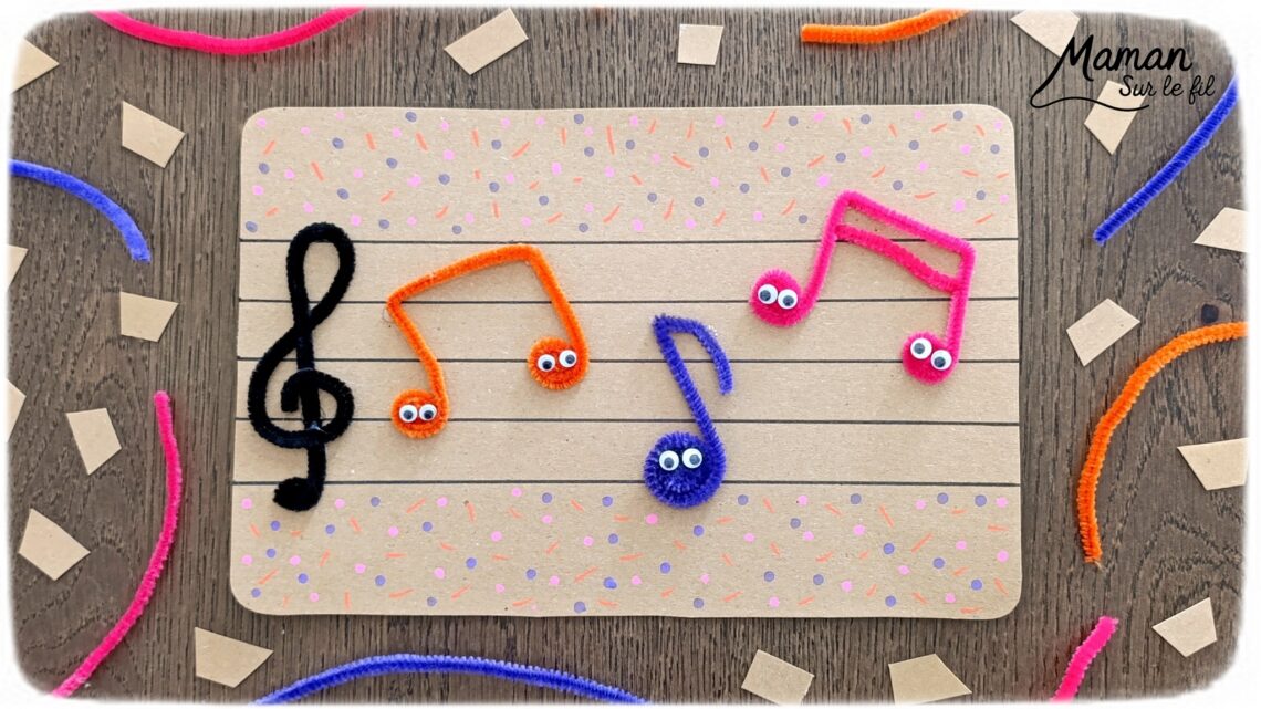 Créer une partition colorée et mignonne avec des fils chenille : activité créative, récup' et manuelle enfants - Recyclage, surcyclage de carton pour dessiner la portée musicale - Clé de sol et notes formées avec des fils chenille - Petits yeux mobiles pour le côté mignon - Graphismes pour la décoration - Décoration DIY Fait maison - Arts visuels et Bricolage facile - Thème fête de la musique, instruments de musique, été - Bricolage et décoration sympa et facile - Arts visuels maternelle et élémentaire - Cycles 1 et 2 - Créativité - tutoriel photos - mslf