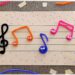 Créer une partition colorée et mignonne avec des fils chenille : activité créative, récup' et manuelle enfants - Recyclage, surcyclage de carton pour dessiner la portée musicale - Clé de sol et notes formées avec des fils chenille - Petits yeux mobiles pour le côté mignon - Graphismes pour la décoration - Décoration DIY Fait maison - Arts visuels et Bricolage facile - Thème fête de la musique, instruments de musique, été - Bricolage et décoration sympa et facile - Arts visuels maternelle et élémentaire - Cycles 1 et 2 - Créativité - tutoriel photos - mslf