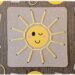 Créer un petit soleil mignon à broder : activité créative, récup' et manuelle enfants - Recyclage, surcyclage de carton - Trous, broderie avec fil ou laine - Dessin pour un visage mignon et kawai - Travail de la motricité fine et de la coordination Oeil-Main - Graphismes - Décoration DIY Fait maison - Arts visuels et Bricolage facile - Thème été, météo - Bricolage et décoration sympa et facile - Arts visuels maternelle et élémentaire - Cycles 1 et 2 - Créativité - tutoriel photos - mslf