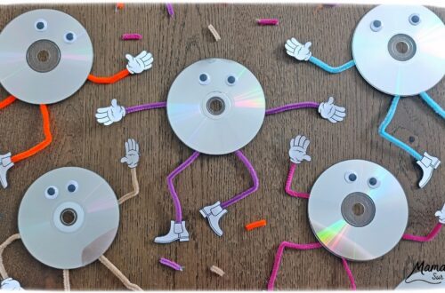 Fabriquer des bonhommes rigolos avec des vieux CD : activité créative, récup' et manuelle enfants - Recyclage, surcyclage d'anciens compact disc (CD) abîmés - Yeux mobiles, fils chenille colorés pour les bras et les jambes - Chaussures et mains imprimées et découpées -Drôles de visages et de positions - Décoration DIY Fait maison - Arts visuels et Bricolage facile - Thème fête de la musique, instruments de musique, été - Bricolage et décoration sympa et facile - Arts visuels maternelle et élémentaire - Cycles 1 et 2 - Créativité - tutoriel photos et vidéo - mslf