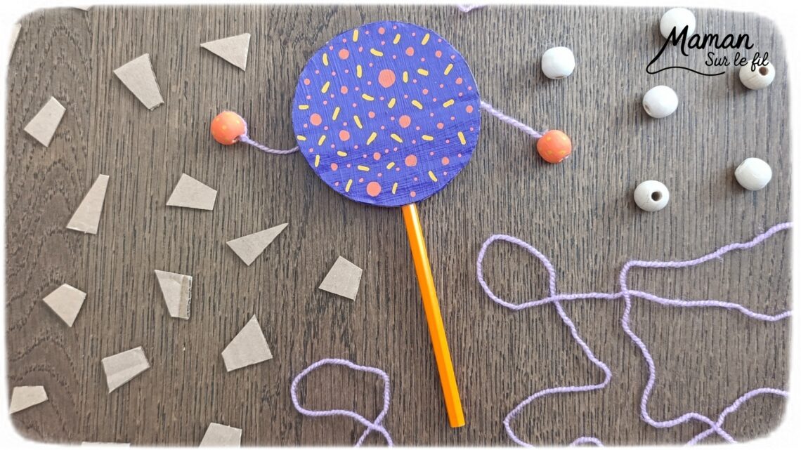 Fabriquer un petit tambourin avec du carton et des perles : activité créative, récup', peinture et manuelle enfants - Recyclage, surcyclage de carton - Cercles en carton , peinture et marqueurs Peinture pour la décoration - Crayon de couleur pour la poignée - Laine et perles en bois pour les percussions - Décoration DIY Fait maison - Arts visuels et Bricolage facile - Thème fête de la musique, instruments de musique, été - Bricolage et décoration sympa et facile - Arts visuels maternelle et élémentaire - Cycles 1 et 2 - Créativité - tutoriel photos et vidéos - mslf