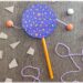 Fabriquer un petit tambourin avec du carton et des perles : activité créative, récup', peinture et manuelle enfants - Recyclage, surcyclage de carton - Cercles en carton , peinture et marqueurs Peinture pour la décoration - Crayon de couleur pour la poignée - Laine et perles en bois pour les percussions - Décoration DIY Fait maison - Arts visuels et Bricolage facile - Thème fête de la musique, instruments de musique, été - Bricolage et décoration sympa et facile - Arts visuels maternelle et élémentaire - Cycles 1 et 2 - Créativité - tutoriel photos et vidéos - mslf