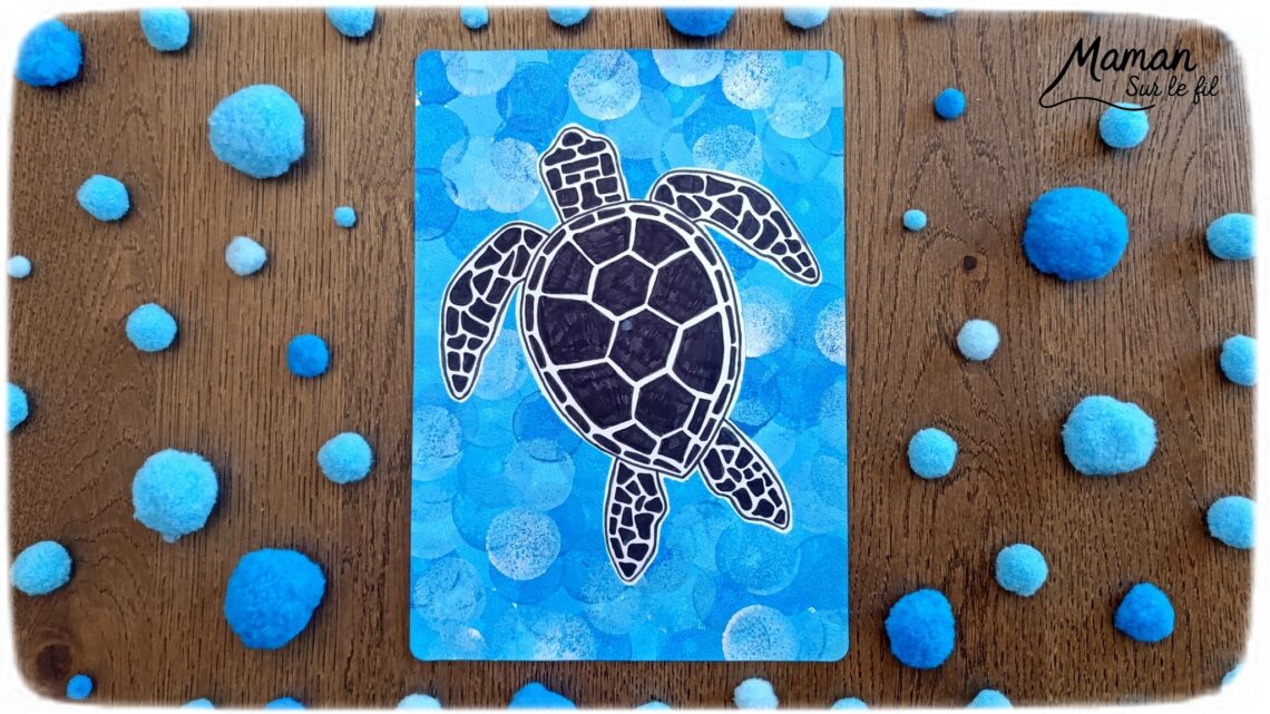 Peindre une tortue marine au pochoir : activité créative, peinture, dessin et manuelle enfants - Peinture aux tampons ronds avec pochoir, silhouette en papier - dégradé et nuances de bleu - Dessins et graphismes en noir pour le contraste - Activité détente, gestion du stress - Décoration DIY Fait maison - Arts visuels et Bricolage facile - Thème animaux marins, mer, océans, plage, été - Bricolage et décoration sympa et facile - Arts visuels maternelle et élémentaire, adultes - Cycles 1, 2, 3 et 4 - Créativité - tutoriel photos - mslf