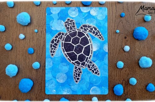 Peindre une tortue marine au pochoir : activité créative, peinture, dessin et manuelle enfants - Peinture aux tampons ronds avec pochoir, silhouette en papier - dégradé et nuances de bleu - Dessins et graphismes en noir pour le contraste - Activité détente, gestion du stress - Décoration DIY Fait maison - Arts visuels et Bricolage facile - Thème animaux marins, mer, océans, plage, été - Bricolage et décoration sympa et facile - Arts visuels maternelle et élémentaire, adultes - Cycles 1, 2, 3 et 4 - Créativité - tutoriel photos - mslf