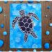 Peindre une tortue marine au pochoir : activité créative, peinture, dessin et manuelle enfants - Peinture aux tampons ronds avec pochoir, silhouette en papier - dégradé et nuances de bleu - Dessins et graphismes en noir pour le contraste - Activité détente, gestion du stress - Décoration DIY Fait maison - Arts visuels et Bricolage facile - Thème animaux marins, mer, océans, plage, été - Bricolage et décoration sympa et facile - Arts visuels maternelle et élémentaire, adultes - Cycles 1, 2, 3 et 4 - Créativité - tutoriel photos - mslf