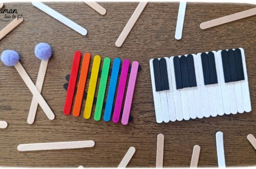 Fabriquer des instruments de musique avec des bâtonnets de glace en bois : activité créative, récup', peinture et manuelle enfants - Recyclage, surcyclage de bâtonnets de glace en bois - Gouache en stick aux couleurs de l'arc-en-ciel pour le xylophone - Pompons pour les baguettes - Noir et blanc pour le clavier de piano - Décoration DIY Fait maison - Arts visuels et Bricolage facile - Thème fête de la musique, instruments de musique, été - Bricolage et décoration sympa et facile - Arts visuels maternelle et élémentaire - Cycles 1 et 2 - Créativité - tutoriel photos - mslf
