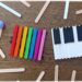 Fabriquer des instruments de musique avec des bâtonnets de glace en bois : activité créative, récup', peinture et manuelle enfants - Recyclage, surcyclage de bâtonnets de glace en bois - Gouache en stick aux couleurs de l'arc-en-ciel pour le xylophone - Pompons pour les baguettes - Noir et blanc pour le clavier de piano - Décoration DIY Fait maison - Arts visuels et Bricolage facile - Thème fête de la musique, instruments de musique, été - Bricolage et décoration sympa et facile - Arts visuels maternelle et élémentaire - Cycles 1 et 2 - Créativité - tutoriel photos - mslf