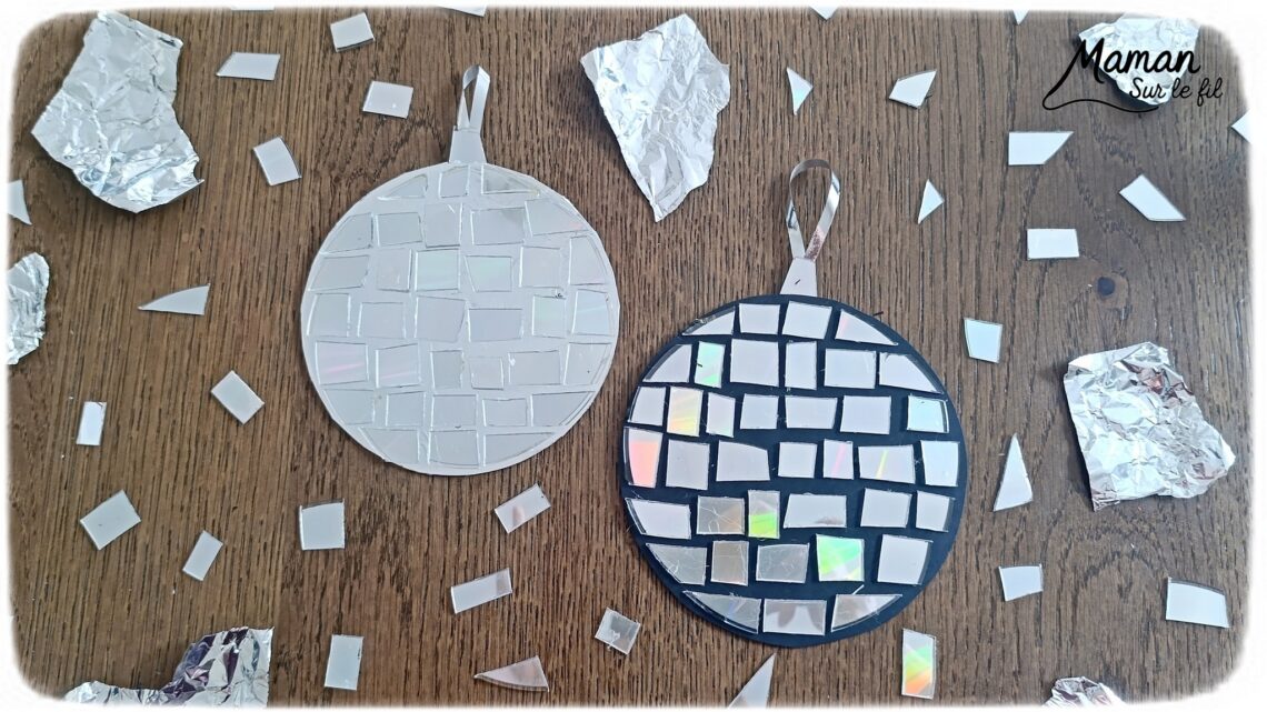 Fabriquer des boules à facettes avec des vieux CD : activité créative, récup' et manuelle enfants - Recyclage, surcyclage d'anciens compact disc (CD) abîmés - Découpage en morceaux pour le côté mosaïque - Base avec un autre CD et du papier aluminium ou noir - Collage - Bolduc argenté pour en faire une suspension - Décoration DIY Fait maison - Arts visuels et Bricolage facile - Thème fête de la musique, instruments de musique, anniversaire, jour de l'an, nouvelle année, été - Bricolage et décoration sympa et facile - Arts visuels maternelle et élémentaire - Cycles 1 et 2 - Créativité - tutoriel photos - mslf