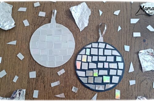 Fabriquer des boules à facettes avec des vieux CD : activité créative, récup' et manuelle enfants - Recyclage, surcyclage d'anciens compact disc (CD) abîmés - Découpage en morceaux pour le côté mosaïque - Base avec un autre CD et du papier aluminium ou noir - Collage - Bolduc argenté pour en faire une suspension - Décoration DIY Fait maison - Arts visuels et Bricolage facile - Thème fête de la musique, instruments de musique, anniversaire, jour de l'an, nouvelle année, été - Bricolage et décoration sympa et facile - Arts visuels maternelle et élémentaire - Cycles 1 et 2 - Créativité - tutoriel photos - mslf