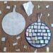 Fabriquer des boules à facettes avec des vieux CD : activité créative, récup' et manuelle enfants - Recyclage, surcyclage d'anciens compact disc (CD) abîmés - Découpage en morceaux pour le côté mosaïque - Base avec un autre CD et du papier aluminium ou noir - Collage - Bolduc argenté pour en faire une suspension - Décoration DIY Fait maison - Arts visuels et Bricolage facile - Thème fête de la musique, instruments de musique, anniversaire, jour de l'an, nouvelle année, été - Bricolage et décoration sympa et facile - Arts visuels maternelle et élémentaire - Cycles 1 et 2 - Créativité - tutoriel photos - mslf