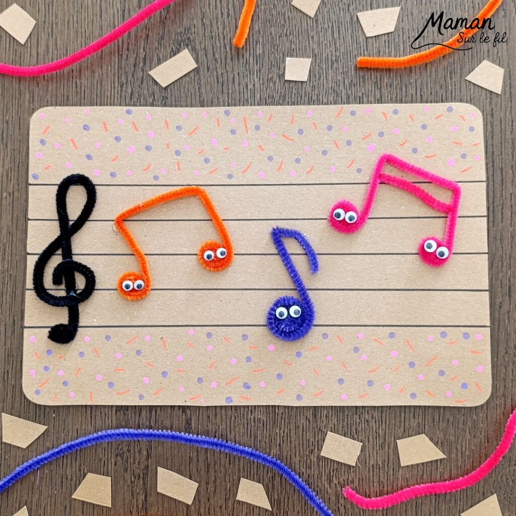 Créer une partition colorée et mignonne avec des fils chenille : activité créative, récup' et manuelle enfants - Recyclage, surcyclage de carton pour dessiner la portée musicale - Clé de sol et notes formées avec des fils chenille - Petits yeux mobiles pour le côté mignon - Graphismes pour la décoration - Décoration DIY Fait maison - Arts visuels et Bricolage facile - Thème fête de la musique, instruments de musique, été - Bricolage et décoration sympa et facile - Arts visuels maternelle et élémentaire - Cycles 1 et 2 - Créativité - tutoriel photos - mslf