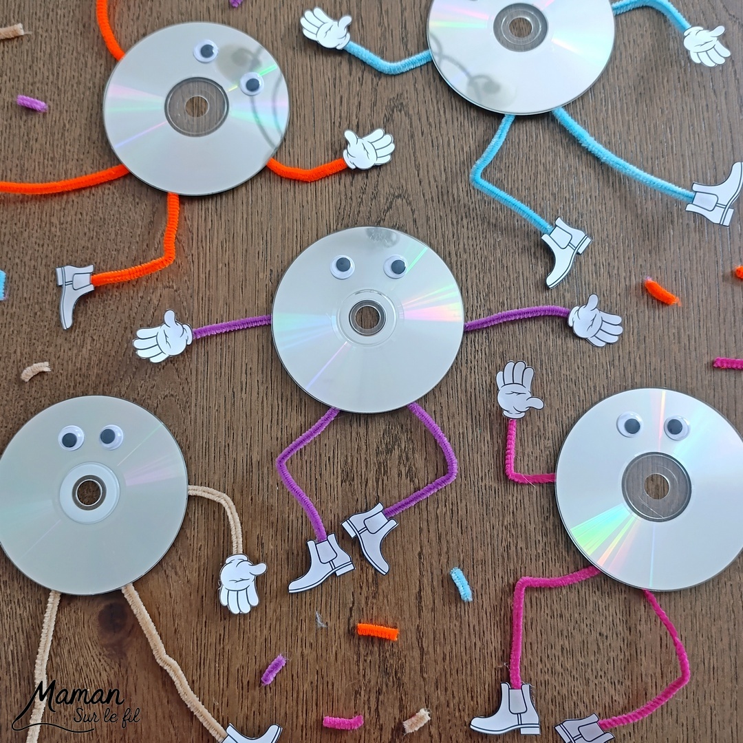 Fabriquer des bonhommes rigolos avec des vieux CD : activité créative, récup' et manuelle enfants - Recyclage, surcyclage d'anciens compact disc (CD) abîmés - Yeux mobiles, fils chenille colorés pour les bras et les jambes - Chaussures et mains imprimées et découpées -Drôles de visages et de positions - Décoration DIY Fait maison - Arts visuels et Bricolage facile - Thème fête de la musique, instruments de musique, été - Bricolage et décoration sympa et facile - Arts visuels maternelle et élémentaire - Cycles 1 et 2 - Créativité - tutoriel photos et vidéo - mslf