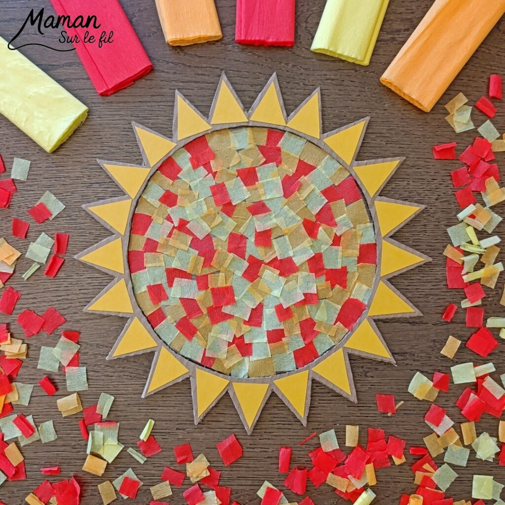 Fabriquer un soleil en récup' façon Attrape-soleil : activité créative, récup' et manuelle enfants - Recyclage, surcyclage de carton - Découpage, collage de papier pour les rayons - Papier autocollant pour couverture de livre pour le centre - Découpage et collage de petits carrés de papier crépon - Transparence - Décoration DIY Fait maison - Arts visuels et Bricolage facile - Thème été, météo - Bricolage et décoration sympa et facile - Arts visuels maternelle et élémentaire - Cycles 1 et 2 - Créativité - tutoriel photos et vidéo - mslf