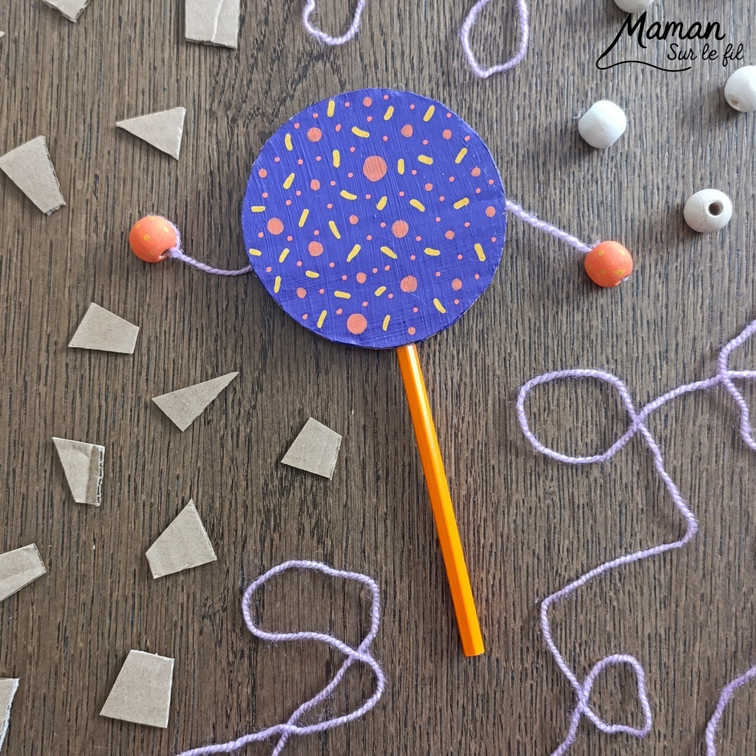 Fabriquer un petit tambourin avec du carton et des perles : activité créative, récup', peinture et manuelle enfants - Recyclage, surcyclage de carton - Cercles en carton , peinture et marqueurs Peinture pour la décoration - Crayon de couleur pour la poignée - Laine et perles en bois pour les percussions - Décoration DIY Fait maison - Arts visuels et Bricolage facile - Thème fête de la musique, instruments de musique, été - Bricolage et décoration sympa et facile - Arts visuels maternelle et élémentaire - Cycles 1 et 2 - Créativité - tutoriel photos et vidéos - mslf
