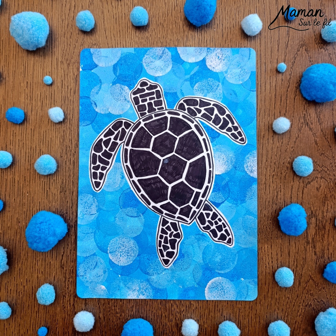 Peindre une tortue marine au pochoir : activité créative, peinture, dessin et manuelle enfants - Peinture aux tampons ronds avec pochoir, silhouette en papier - dégradé et nuances de bleu - Dessins et graphismes en noir pour le contraste - Activité détente, gestion du stress - Décoration DIY Fait maison - Arts visuels et Bricolage facile - Thème animaux marins, mer, océans, plage, été - Bricolage et décoration sympa et facile - Arts visuels maternelle et élémentaire, adultes - Cycles 1, 2, 3 et 4 - Créativité - tutoriel photos - mslf