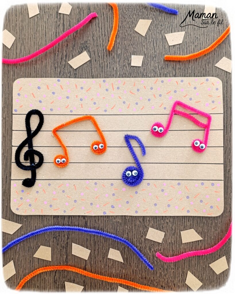 Créer une partition colorée et mignonne avec des fils chenille : activité créative, récup' et manuelle enfants - Recyclage, surcyclage de carton pour dessiner la portée musicale - Clé de sol et notes formées avec des fils chenille - Petits yeux mobiles pour le côté mignon - Graphismes pour la décoration - Décoration DIY Fait maison - Arts visuels et Bricolage facile - Thème fête de la musique, instruments de musique, été - Bricolage et décoration sympa et facile - Arts visuels maternelle et élémentaire - Cycles 1 et 2 - Créativité - tutoriel photos - mslf