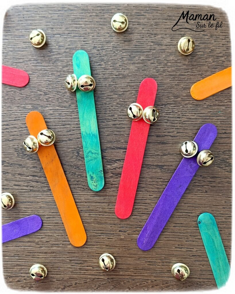 Fabriquer des maracas DIY à grelots : activité créative, récup' et manuelle enfants - Recyclage, surcyclage de bâtonnets de glace en bois - Gros bâtonnets colorés, fils chenille et grelots - Bricolage rapide et facile - Décoration DIY Fait maison - Arts visuels et Bricolage facile - Thème fête de la musique, instruments de musique fait maison, été - Bricolage et décoration sympa et facile - Arts visuels maternelle et élémentaire - Cycles 1 et 2 - Créativité - tutoriel photos et vidéos - mslf