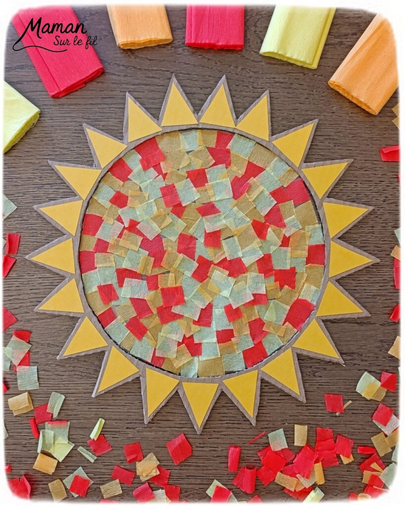 Fabriquer un soleil en récup' façon Attrape-soleil : activité créative, récup' et manuelle enfants - Recyclage, surcyclage de carton - Découpage, collage de papier pour les rayons - Papier autocollant pour couverture de livre pour le centre - Découpage et collage de petits carrés de papier crépon - Transparence - Décoration DIY Fait maison - Arts visuels et Bricolage facile - Thème été, météo - Bricolage et décoration sympa et facile - Arts visuels maternelle et élémentaire - Cycles 1 et 2 - Créativité - tutoriel photos et vidéo - mslf