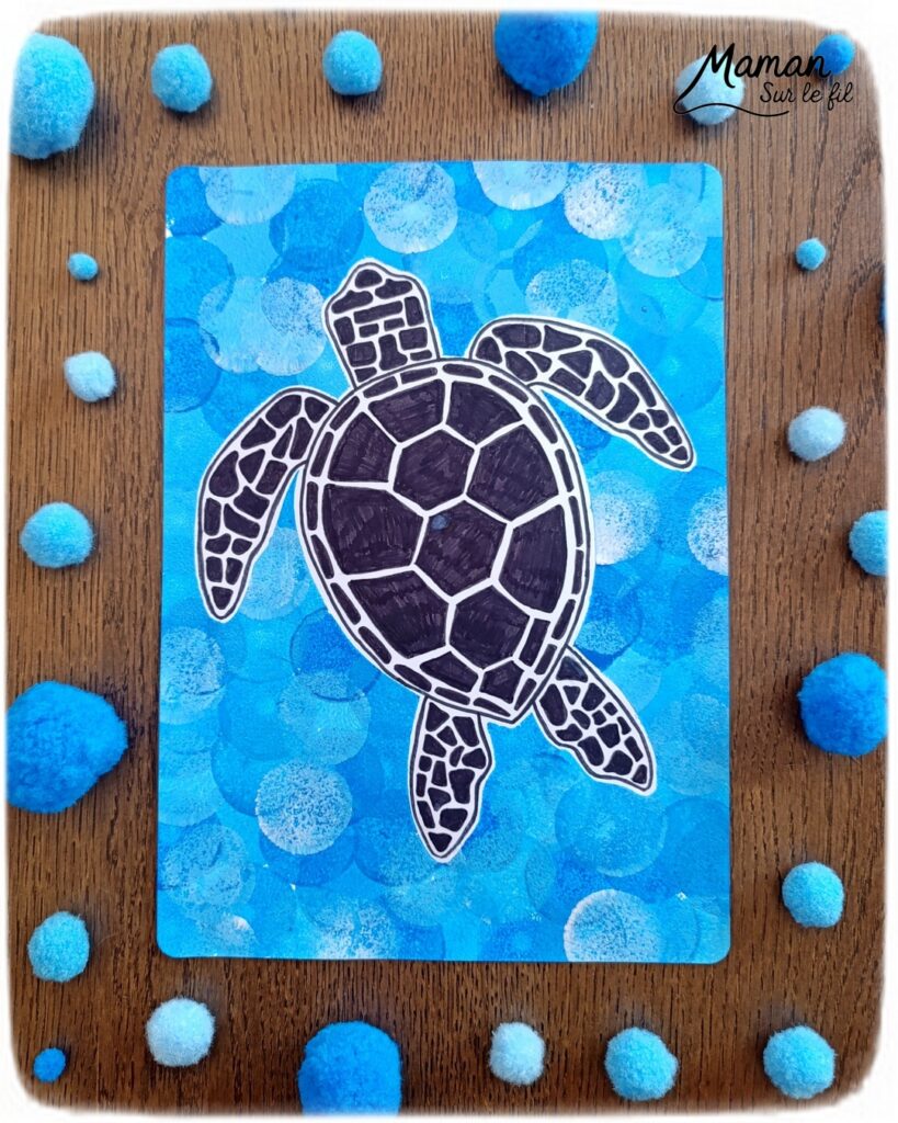 Peindre une tortue marine au pochoir : activité créative, peinture, dessin et manuelle enfants - Peinture aux tampons ronds avec pochoir, silhouette en papier - dégradé et nuances de bleu - Dessins et graphismes en noir pour le contraste - Activité détente, gestion du stress - Décoration DIY Fait maison - Arts visuels et Bricolage facile - Thème animaux marins, mer, océans, plage, été - Bricolage et décoration sympa et facile - Arts visuels maternelle et élémentaire, adultes - Cycles 1, 2, 3 et 4 - Créativité - tutoriel photos - mslf