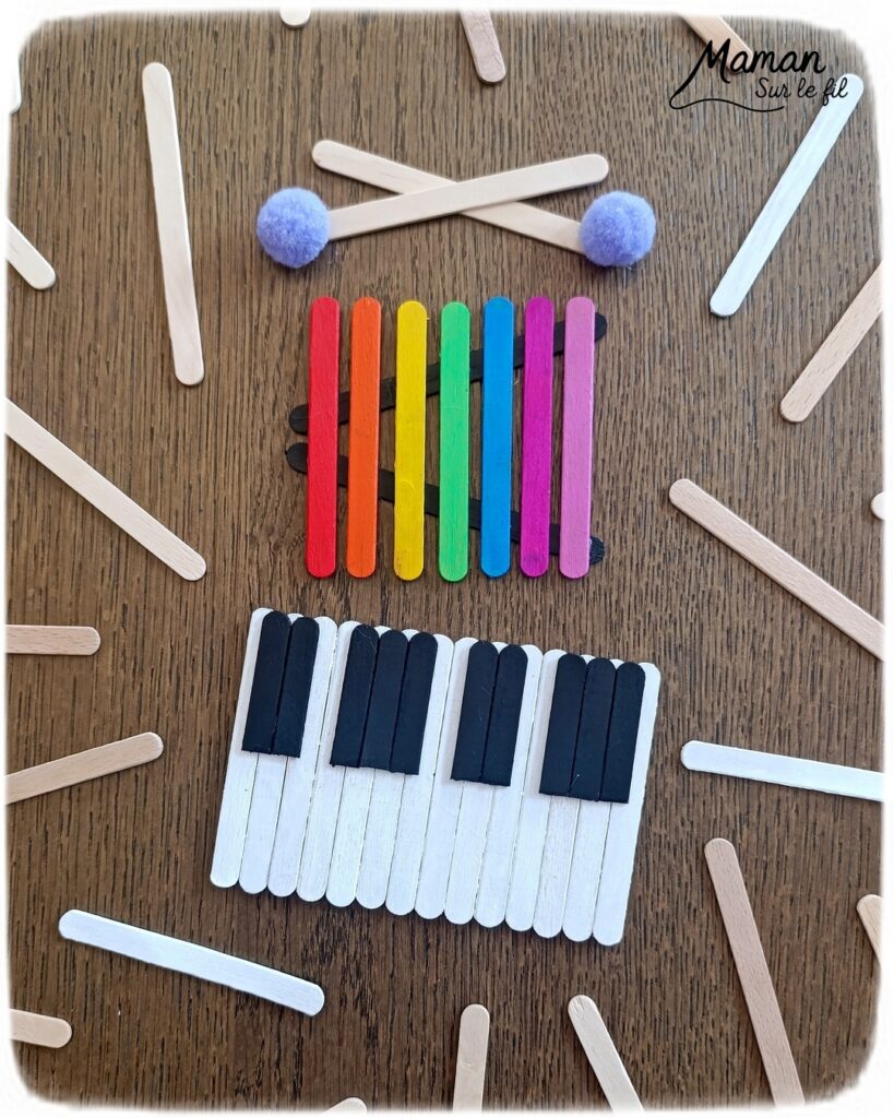 Fabriquer des instruments de musique avec des bâtonnets de glace en bois : activité créative, récup', peinture et manuelle enfants - Recyclage, surcyclage de bâtonnets de glace en bois - Gouache en stick aux couleurs de l'arc-en-ciel pour le xylophone - Pompons pour les baguettes - Noir et blanc pour le clavier de piano - Décoration DIY Fait maison - Arts visuels et Bricolage facile - Thème fête de la musique, instruments de musique, été - Bricolage et décoration sympa et facile - Arts visuels maternelle et élémentaire - Cycles 1 et 2 - Créativité - tutoriel photos - mslf
