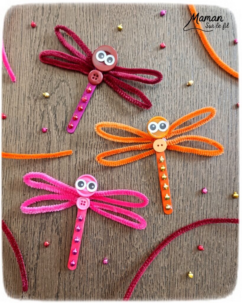 Fabriquer de jolies libellules avec fils chenille et récup' + présentation des nouveaux magazines Salamandre : activité créative, peinture et manuelle et lecture enfants - Les libellules sont fabriquées avec des fils chenille, des bâtonnets de glace en bois, des boutons, des gommettes Yeux et des mini grelots pour le côté musical - Recyclage, surcylage, sensoriel - Avis sur les nouveaux magazines Petite Salamandre sur les libellules, Salamandre Junior sur les moustiques, et Revue Salamandre sur les tiques - Magazines parfaits pour 4 à 99 ans, enfants et adultes, amoureux de la nature et des animaux - Maternelle, Primaire et collège - 3 versions pour tout âge - Complet et qualitatif - Reportages, belles photos, BD, jeux, activités manuelles... - Bricolage et décoration DIY et facile - Bricolage Fait maison, décoration - Thème Animaux et nature, insectes et petites bêtes, fête de la musique, printemps, été - Bricolage sympa et facile - Code promo pour un numéro gratuit - Arts visuels Maternelle et cycle 2 - Maternelle et élémentaire - Créativité et lecture jeunesse - Cycle 1 ou 2 - tutoriel photos - mslf