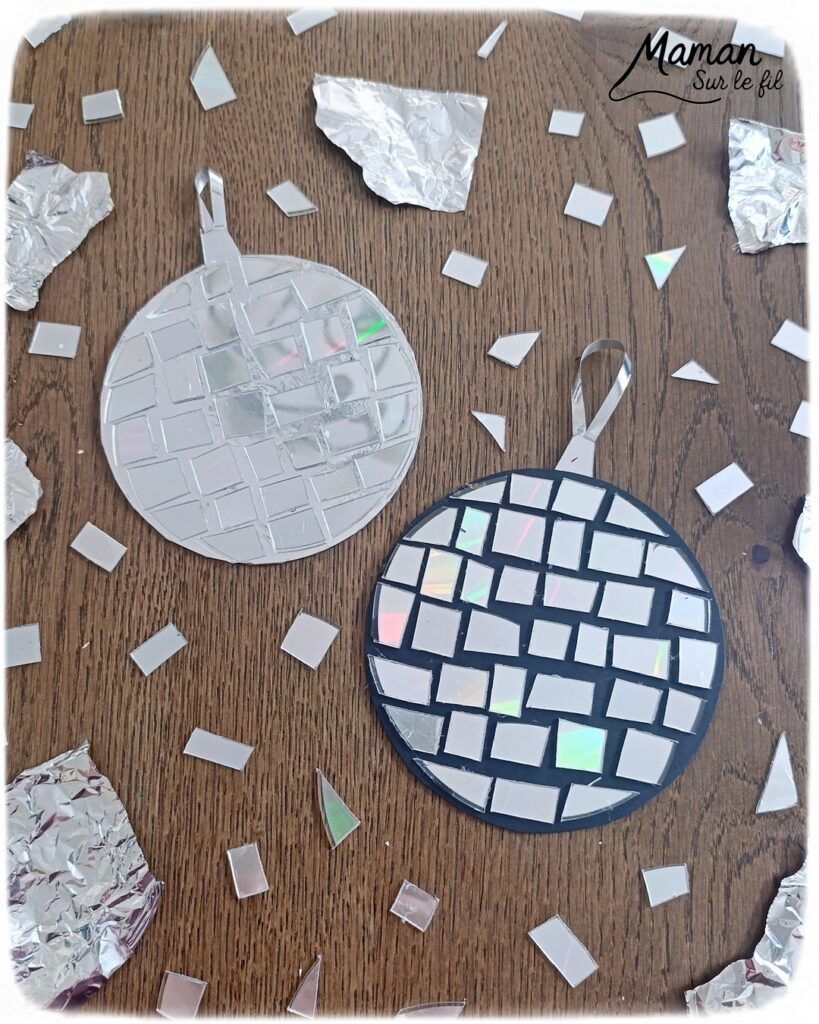 Fabriquer des boules à facettes avec des vieux CD : activité créative, récup' et manuelle enfants - Recyclage, surcyclage d'anciens compact disc (CD) abîmés - Découpage en morceaux pour le côté mosaïque - Base avec un autre CD et du papier aluminium ou noir - Collage - Bolduc argenté pour en faire une suspension - Décoration DIY Fait maison - Arts visuels et Bricolage facile - Thème fête de la musique, instruments de musique, anniversaire, jour de l'an, nouvelle année, été - Bricolage et décoration sympa et facile - Arts visuels maternelle et élémentaire - Cycles 1 et 2 - Créativité - tutoriel photos - mslf