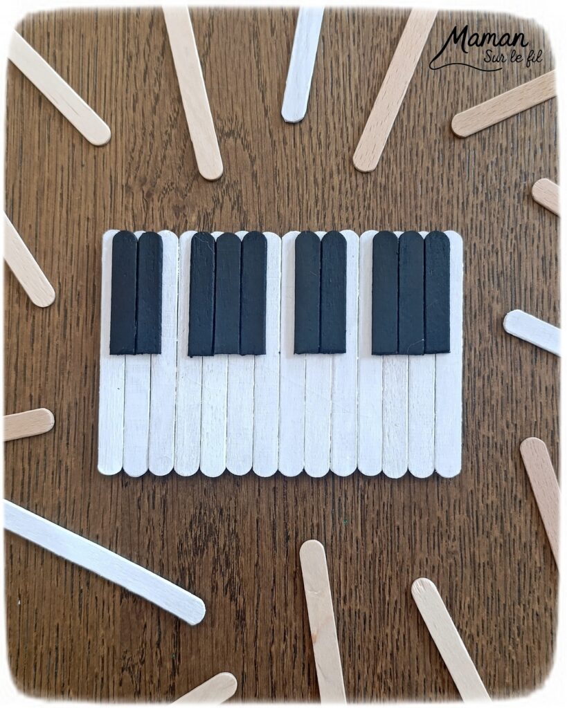 Fabriquer des instruments de musique avec des bâtonnets de glace en bois : activité créative, récup', peinture et manuelle enfants - Recyclage, surcyclage de bâtonnets de glace en bois - Gouache en stick aux couleurs de l'arc-en-ciel pour le xylophone - Pompons pour les baguettes - Noir et blanc pour le clavier de piano - Décoration DIY Fait maison - Arts visuels et Bricolage facile - Thème fête de la musique, instruments de musique, été - Bricolage et décoration sympa et facile - Arts visuels maternelle et élémentaire - Cycles 1 et 2 - Créativité - tutoriel photos - mslf
