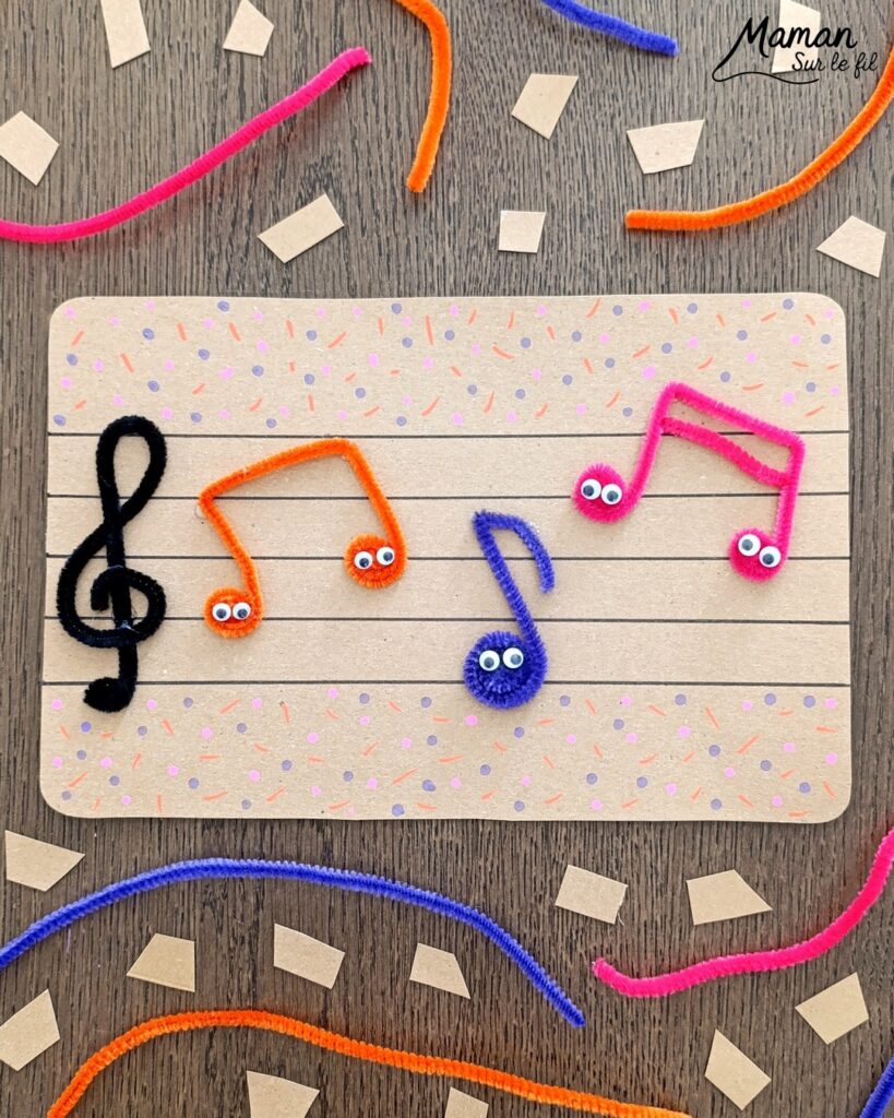 Créer une partition colorée et mignonne avec des fils chenille : activité créative, récup' et manuelle enfants - Recyclage, surcyclage de carton pour dessiner la portée musicale - Clé de sol et notes formées avec des fils chenille - Petits yeux mobiles pour le côté mignon - Graphismes pour la décoration - Décoration DIY Fait maison - Arts visuels et Bricolage facile - Thème fête de la musique, instruments de musique, été - Bricolage et décoration sympa et facile - Arts visuels maternelle et élémentaire - Cycles 1 et 2 - Créativité - tutoriel photos - mslf