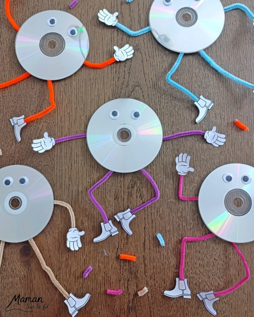 Fabriquer des bonhommes rigolos avec des vieux CD : activité créative, récup' et manuelle enfants - Recyclage, surcyclage d'anciens compact disc (CD) abîmés - Yeux mobiles, fils chenille colorés pour les bras et les jambes - Chaussures et mains imprimées et découpées -Drôles de visages et de positions - Décoration DIY Fait maison - Arts visuels et Bricolage facile - Thème fête de la musique, instruments de musique, été - Bricolage et décoration sympa et facile - Arts visuels maternelle et élémentaire - Cycles 1 et 2 - Créativité - tutoriel photos et vidéo - mslf
