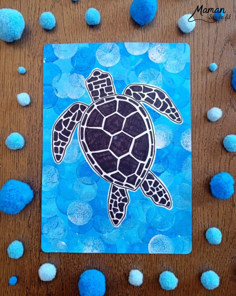 Peindre une tortue marine au pochoir : activité créative, peinture, dessin et manuelle enfants - Peinture aux tampons ronds avec pochoir, silhouette en papier - dégradé et nuances de bleu - Dessins et graphismes en noir pour le contraste - Activité détente, gestion du stress - Décoration DIY Fait maison - Arts visuels et Bricolage facile - Thème animaux marins, mer, océans, plage, été - Bricolage et décoration sympa et facile - Arts visuels maternelle et élémentaire, adultes - Cycles 1, 2, 3 et 4 - Créativité - tutoriel photos - mslf