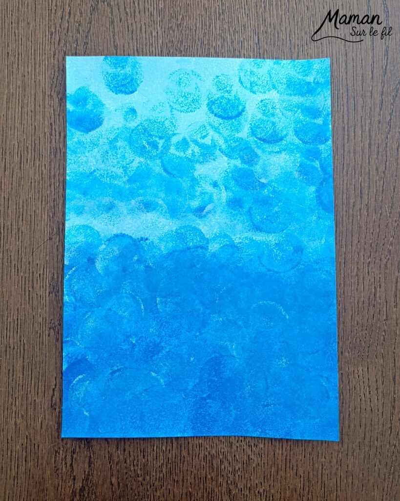Créer une bouteille d'été et ses petits crabes : activité créative, peinture, papier et manuelle enfants - Peinture aux tampons en camaïeu de bleu - Papier déchiré pour les vagues - Bouteille estivale souvenir - Découpage et collage de papier pour le sable, le bouchon et les crabes - Géométrie, cercles, compas - Dessin pour les détails - Décoration DIY Fait maison - Arts visuels et Bricolage facile - Thème animaux marins, mer, océans, plage, été, vacances - Bricolage et décoration sympa et facile - Arts visuels maternelle et élémentaire - Cycles 1 et 2 - Créativité - tutoriel photos - mslf