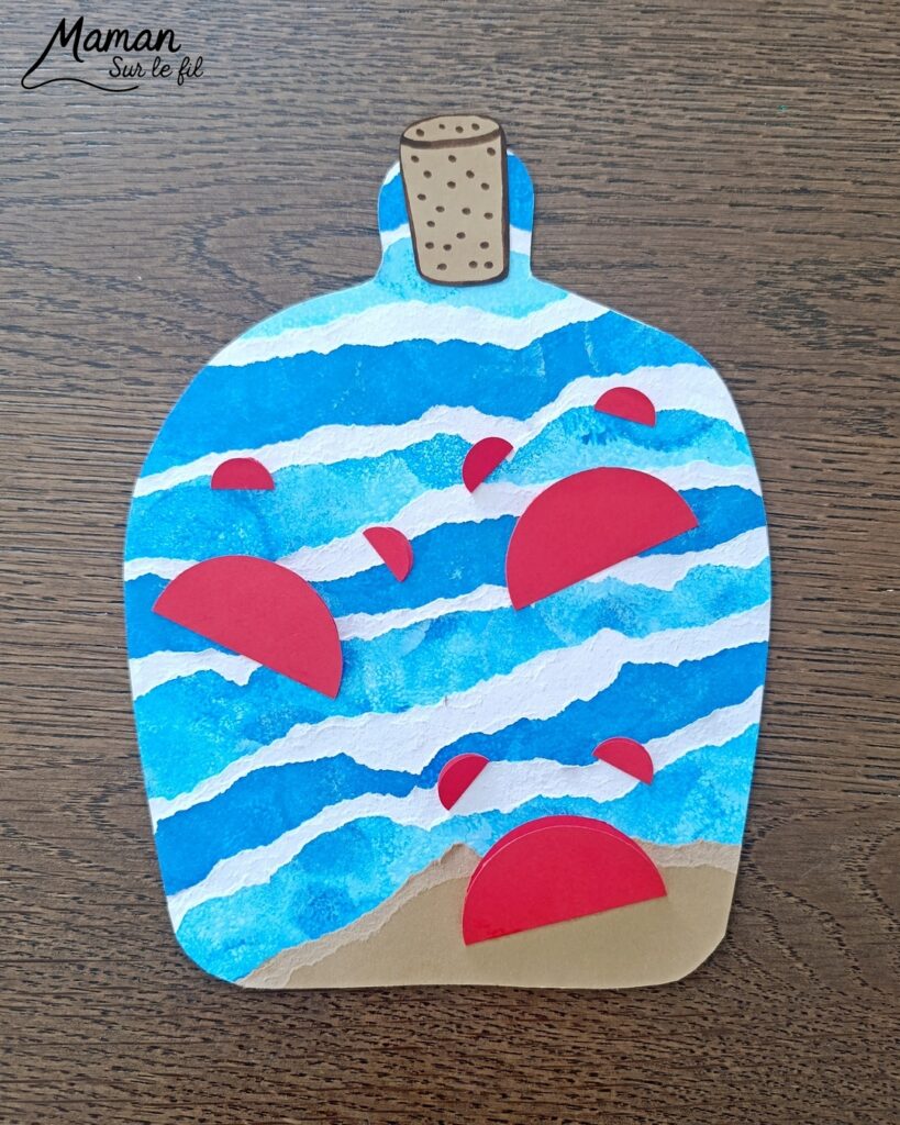 Créer une bouteille d'été et ses petits crabes : activité créative, peinture, papier et manuelle enfants - Peinture aux tampons en camaïeu de bleu - Papier déchiré pour les vagues - Bouteille estivale souvenir - Découpage et collage de papier pour le sable, le bouchon et les crabes - Géométrie, cercles, compas - Dessin pour les détails - Décoration DIY Fait maison - Arts visuels et Bricolage facile - Thème animaux marins, mer, océans, plage, été, vacances - Bricolage et décoration sympa et facile - Arts visuels maternelle et élémentaire - Cycles 1 et 2 - Créativité - tutoriel photos - mslf