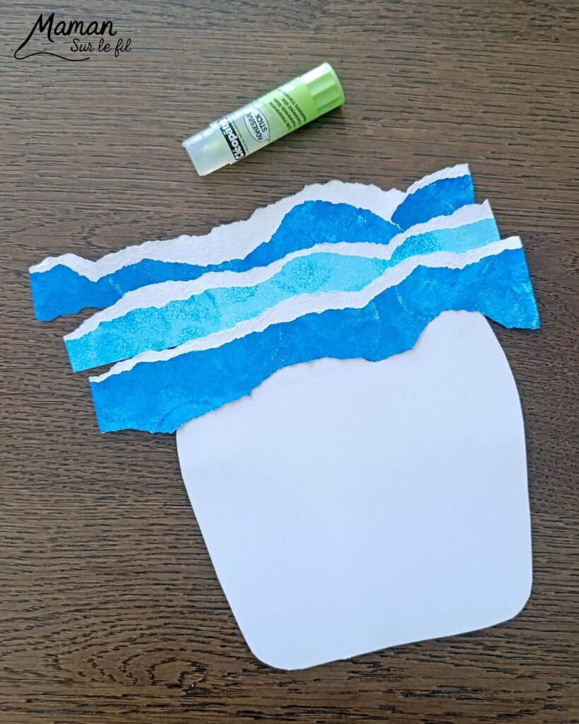 Créer une bouteille d'été et ses petits crabes : activité créative, peinture, papier et manuelle enfants - Peinture aux tampons en camaïeu de bleu - Papier déchiré pour les vagues - Bouteille estivale souvenir - Découpage et collage de papier pour le sable, le bouchon et les crabes - Géométrie, cercles, compas - Dessin pour les détails - Décoration DIY Fait maison - Arts visuels et Bricolage facile - Thème animaux marins, mer, océans, plage, été, vacances - Bricolage et décoration sympa et facile - Arts visuels maternelle et élémentaire - Cycles 1 et 2 - Créativité - tutoriel photos - mslf