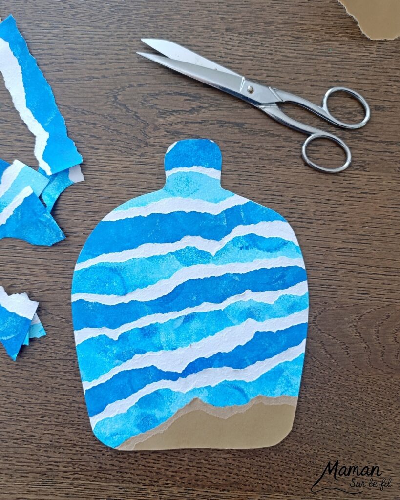 Créer une bouteille d'été et ses petits crabes : activité créative, peinture, papier et manuelle enfants - Peinture aux tampons en camaïeu de bleu - Papier déchiré pour les vagues - Bouteille estivale souvenir - Découpage et collage de papier pour le sable, le bouchon et les crabes - Géométrie, cercles, compas - Dessin pour les détails - Décoration DIY Fait maison - Arts visuels et Bricolage facile - Thème animaux marins, mer, océans, plage, été, vacances - Bricolage et décoration sympa et facile - Arts visuels maternelle et élémentaire - Cycles 1 et 2 - Créativité - tutoriel photos - mslf
