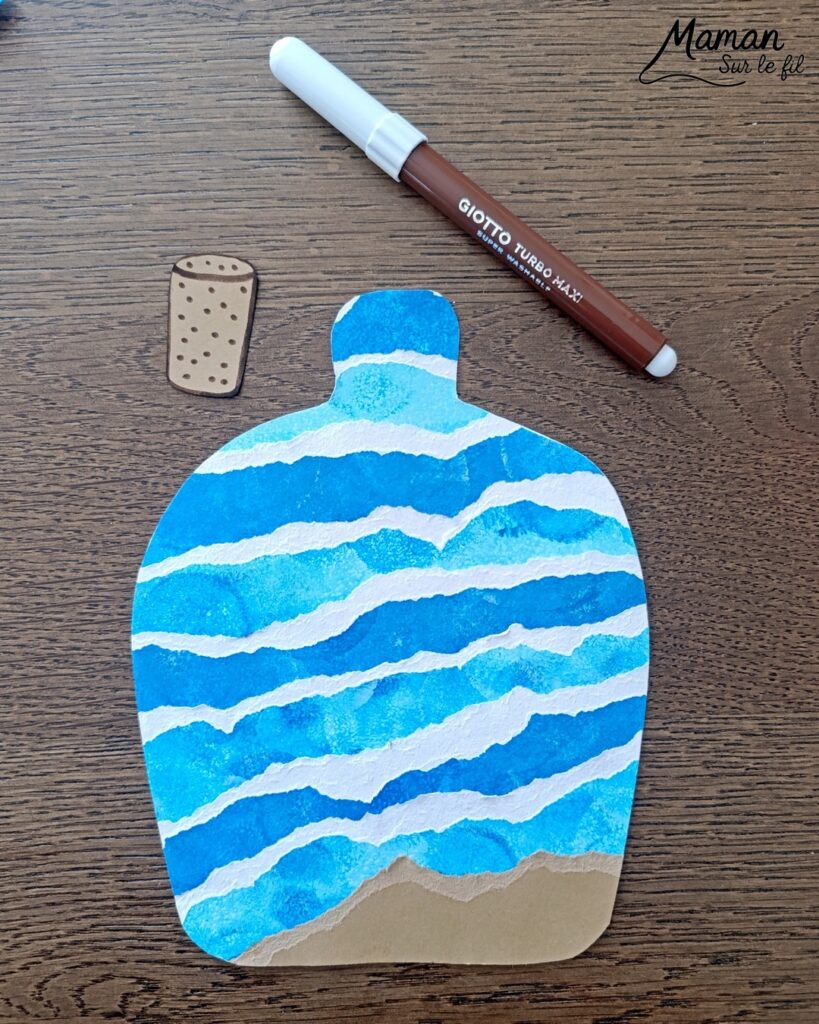 Créer une bouteille d'été et ses petits crabes : activité créative, peinture, papier et manuelle enfants - Peinture aux tampons en camaïeu de bleu - Papier déchiré pour les vagues - Bouteille estivale souvenir - Découpage et collage de papier pour le sable, le bouchon et les crabes - Géométrie, cercles, compas - Dessin pour les détails - Décoration DIY Fait maison - Arts visuels et Bricolage facile - Thème animaux marins, mer, océans, plage, été, vacances - Bricolage et décoration sympa et facile - Arts visuels maternelle et élémentaire - Cycles 1 et 2 - Créativité - tutoriel photos - mslf