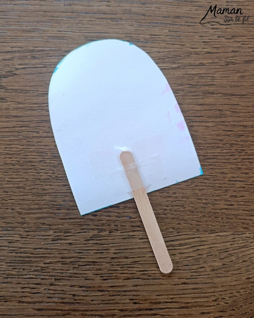 Créer des glaces colorées avec du papier crépon : activité créative, récup', peinture et manuelle enfants - Recyclage, surcyclage de bâtonnets de glace en bois - Technique de peinture avec bandes, carrés de papier crépon et eau au pulvérisateur - Mosaïque, dessins, graphismes - Décoration DIY Fait maison - Arts visuels et Bricolage facile - Thème gourmandises, goûters, vacances, été - Bricolage et décoration sympa et facile - Arts visuels maternelle et élémentaire, adultes - Cycles 1 et 2 - Créativité - tutoriel photos - mslf