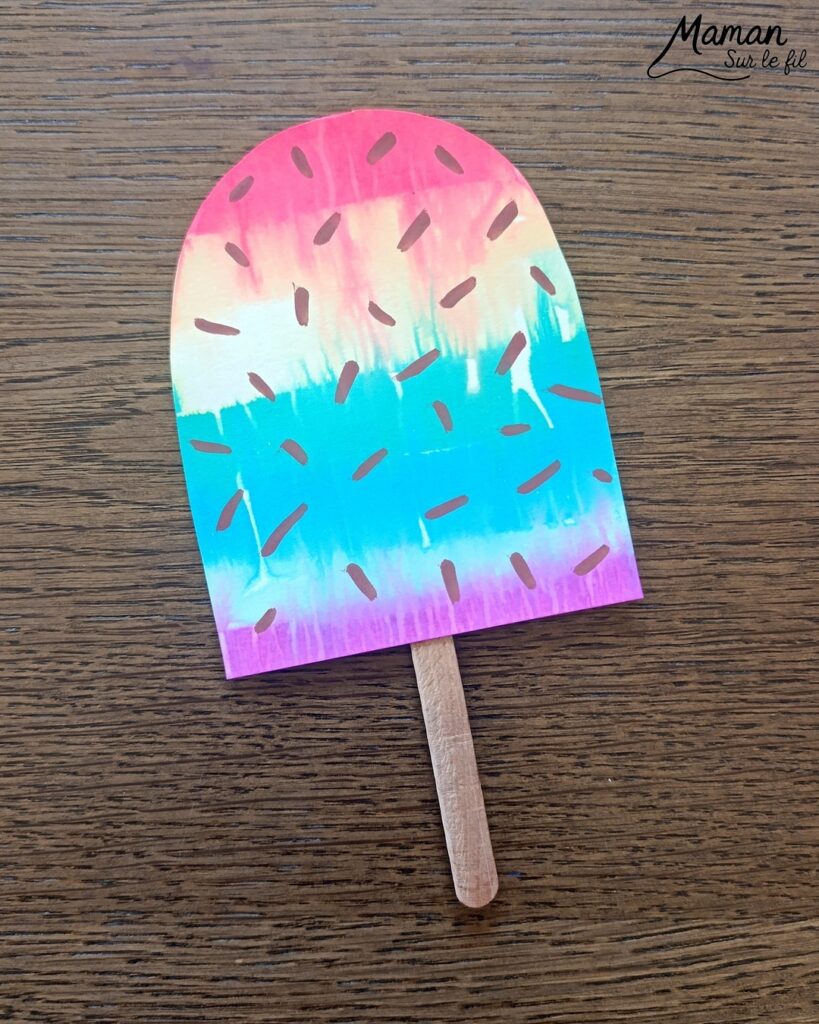 Créer des glaces colorées avec du papier crépon : activité créative, récup', peinture et manuelle enfants - Recyclage, surcyclage de bâtonnets de glace en bois - Technique de peinture avec bandes, carrés de papier crépon et eau au pulvérisateur - Mosaïque, dessins, graphismes - Décoration DIY Fait maison - Arts visuels et Bricolage facile - Thème gourmandises, goûters, vacances, été - Bricolage et décoration sympa et facile - Arts visuels maternelle et élémentaire, adultes - Cycles 1 et 2 - Créativité - tutoriel photos - mslf