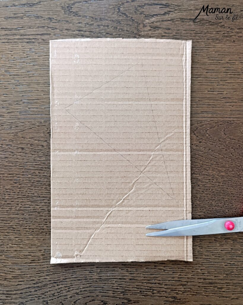 Fabriquer une glace avec du carton ondulé et des boules de papier de soie froissé : activité créative, récup' et manuelle enfants - Recyclage, surcyclage de carton épais et déchiré - Collage de boules de papier de soie froissé pour la texture et un effet 3D et en relief - Dessin et graphismes - Décoration DIY Fait maison - Arts visuels et Bricolage facile - Thème gourmandises, goûters, vacances, été - Bricolage et décoration sympa et facile - Arts visuels maternelle et élémentaire, adultes - Cycles 1 et 2 - Créativité - tutoriel photos et vidéo - mslf